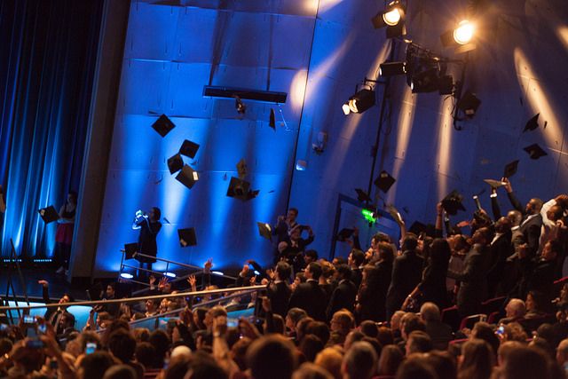 lancé de chapeaux lors de la remise des diplômes