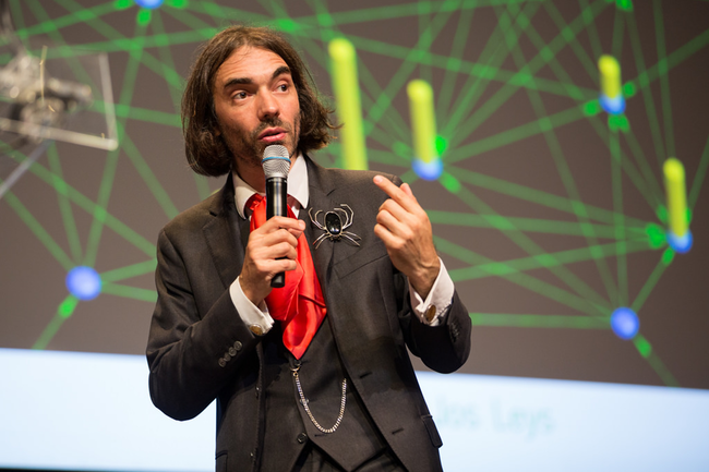 Cédric Villani expliquant son rapport sur l'Intelligence Artificielle