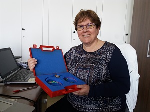 Catherine Lepers avec le prototype de N-GREEN, un réseau optique éco-conçu.